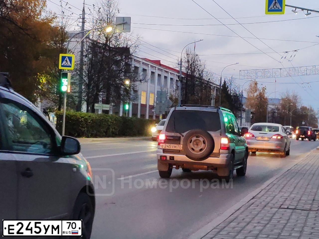Фото автомобиля MITSUBISHI PAJERO PININ, 2005 — госномер Е245УМ70. Цвет: СЕРЫЙ