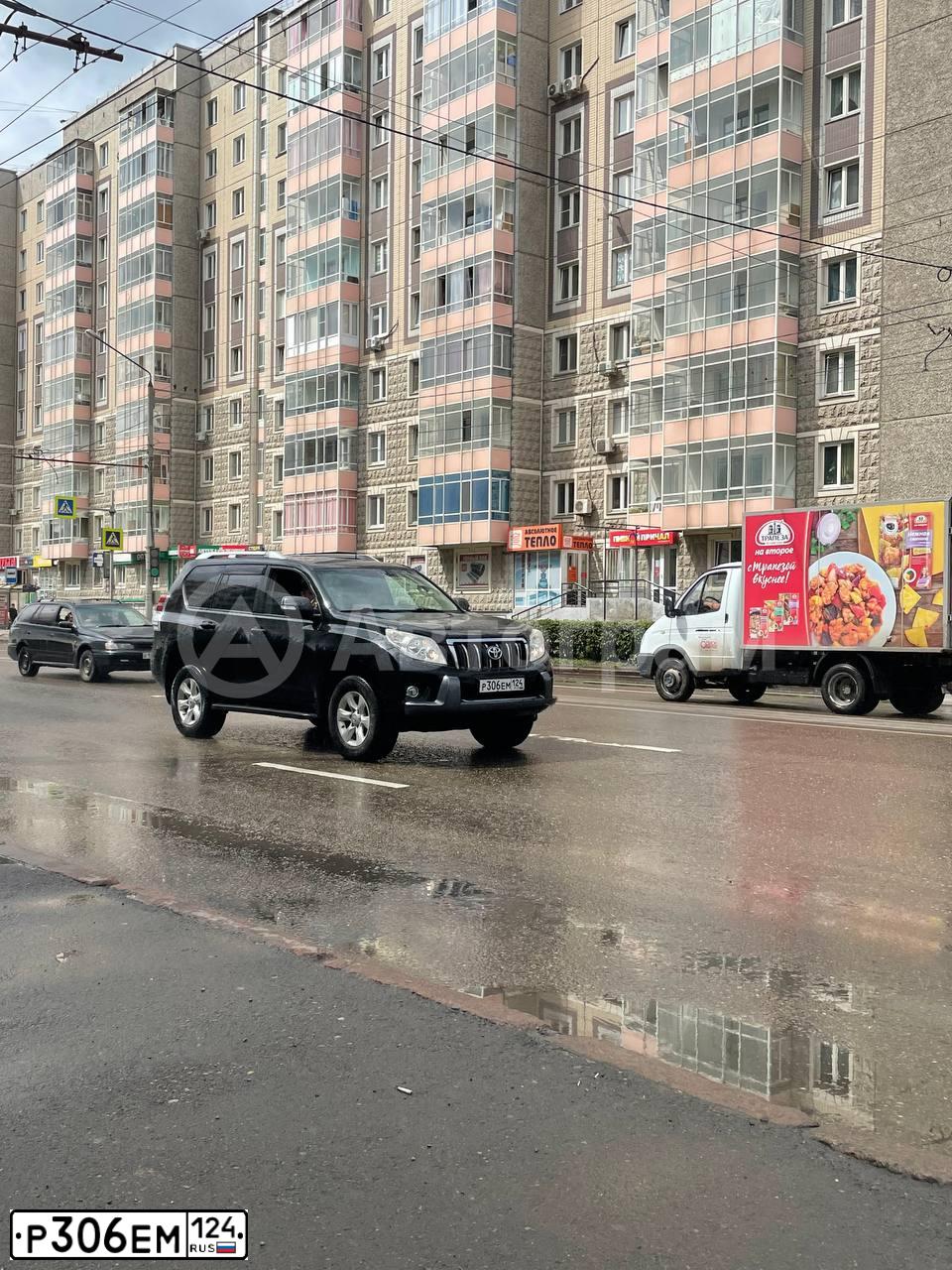 Фото автомобиля TOYOTA LANDCRUISER, 2011 — госномер Р306ЕМ124. Цвет: ЧЕРНЫЙ