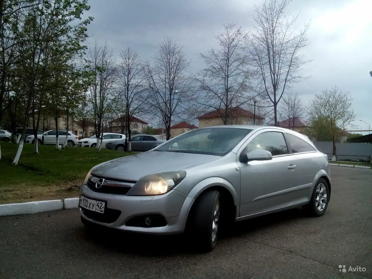 Фото автомобиля OPEL ASTRA, 2006 — госномер В033КУ142. Цвет: Серебристый