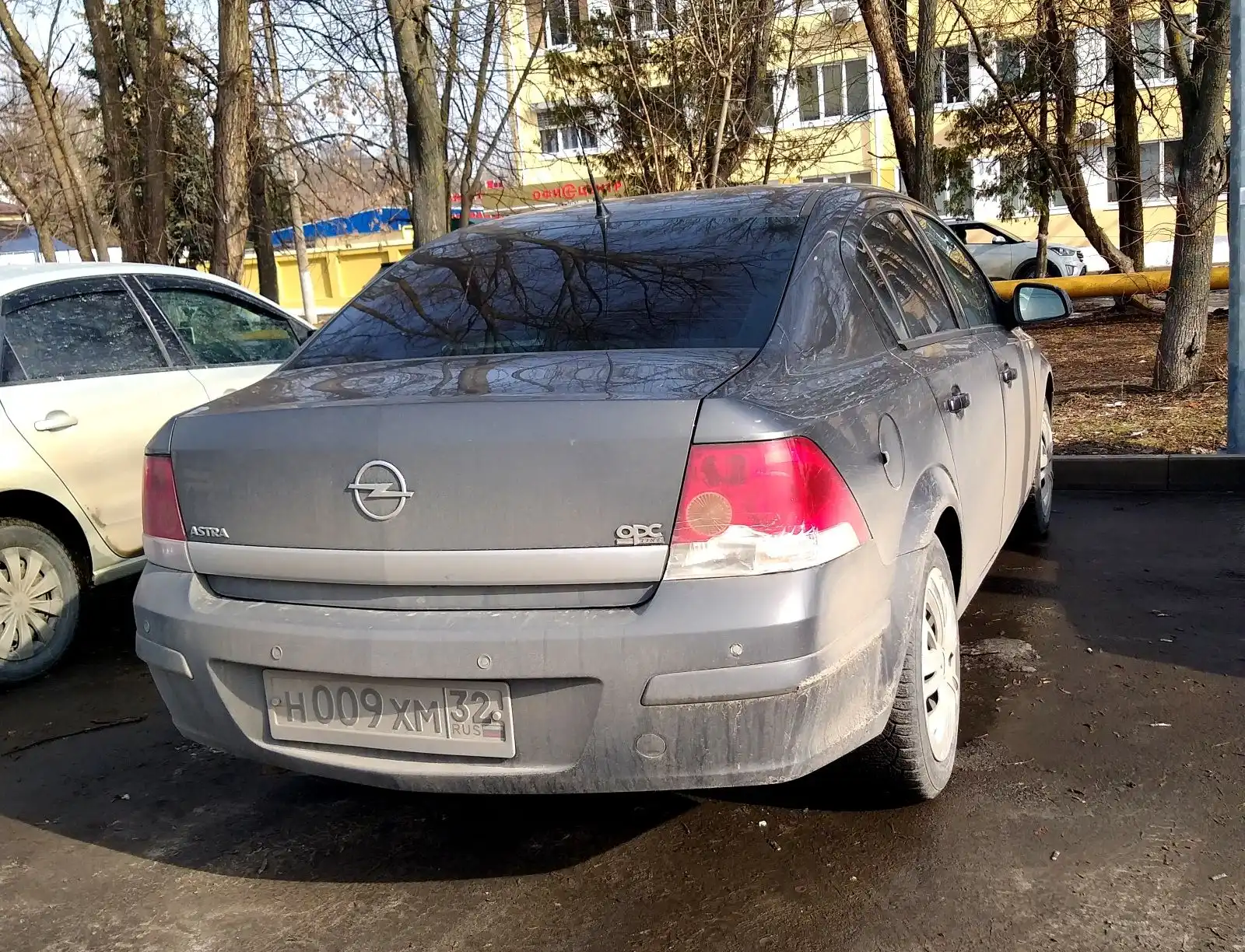 Фото автомобиля OPEL ASTRA, 2010 — госномер О616ВР32. Цвет: ТЕМНО-СЕРЫЙ