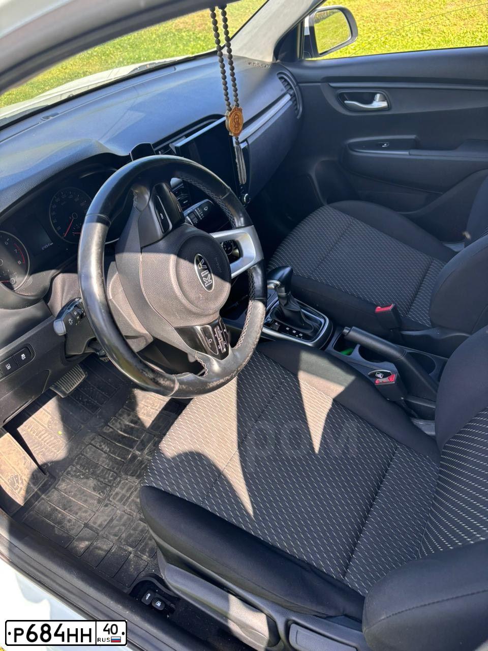 Фото автомобиля KIA RIO, 2018 — госномер Р684НН40. Цвет: Белый