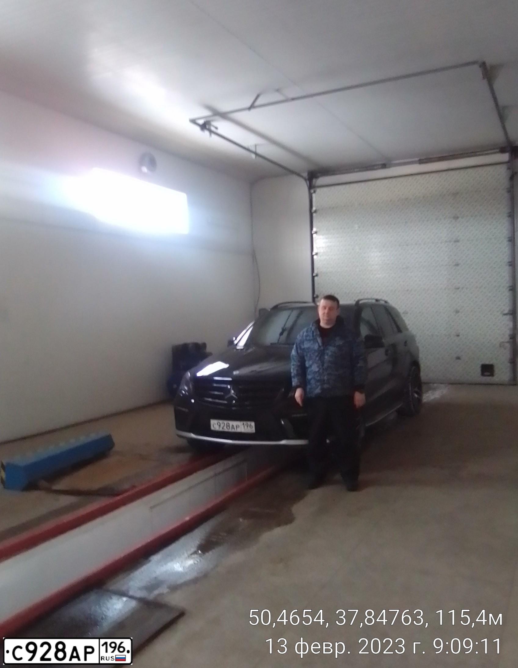 Фото автомобиля MERCEDES-BENZ ML63, 2012 — госномер М718КН977. Цвет: ЧЕРНЫЙ