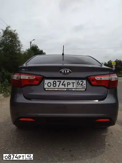Фото автомобиля KIA RIO, 2013 — госномер М660АР82. Цвет: СЕРЫЙ