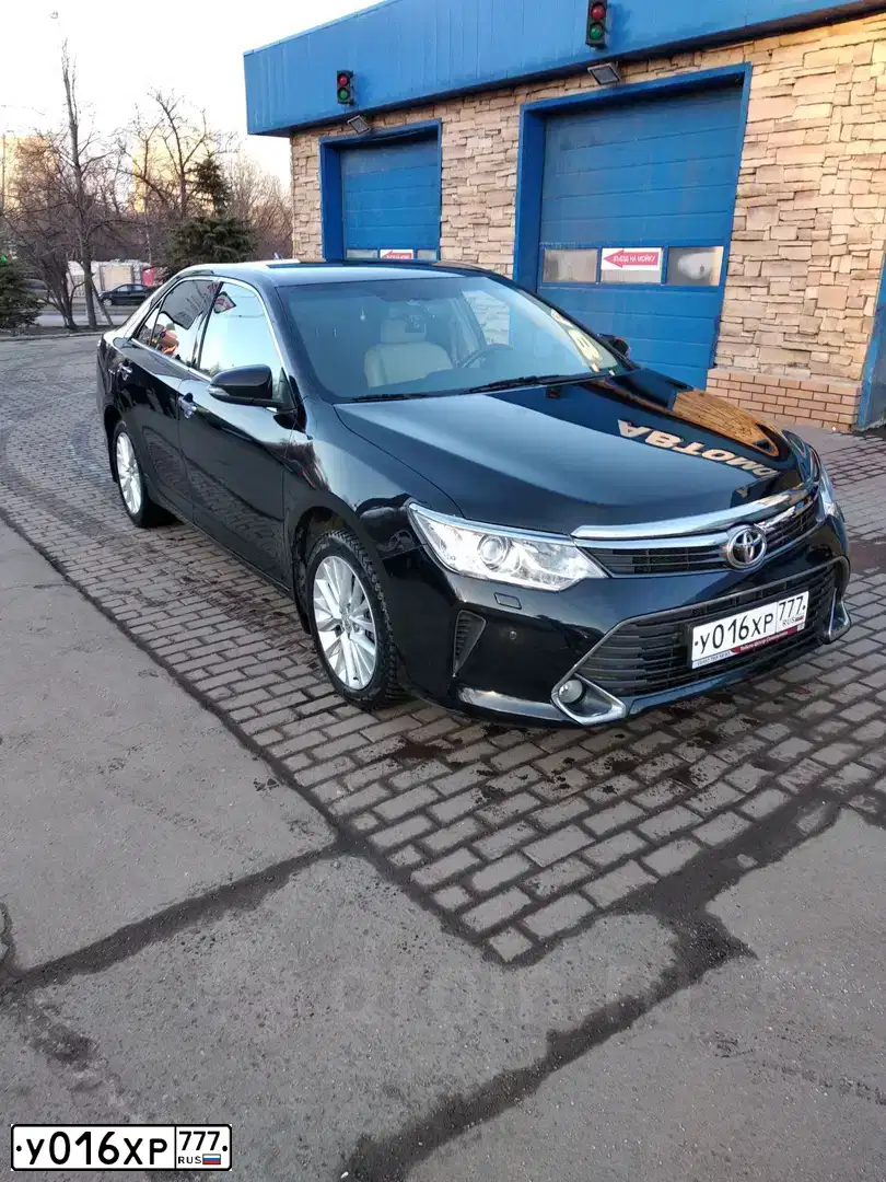 Фото автомобиля TOYOTA CAMRY, 2015 — госномер У016ХР777. Цвет: ЧЕРНЫЙ МЕТАЛЛИК
