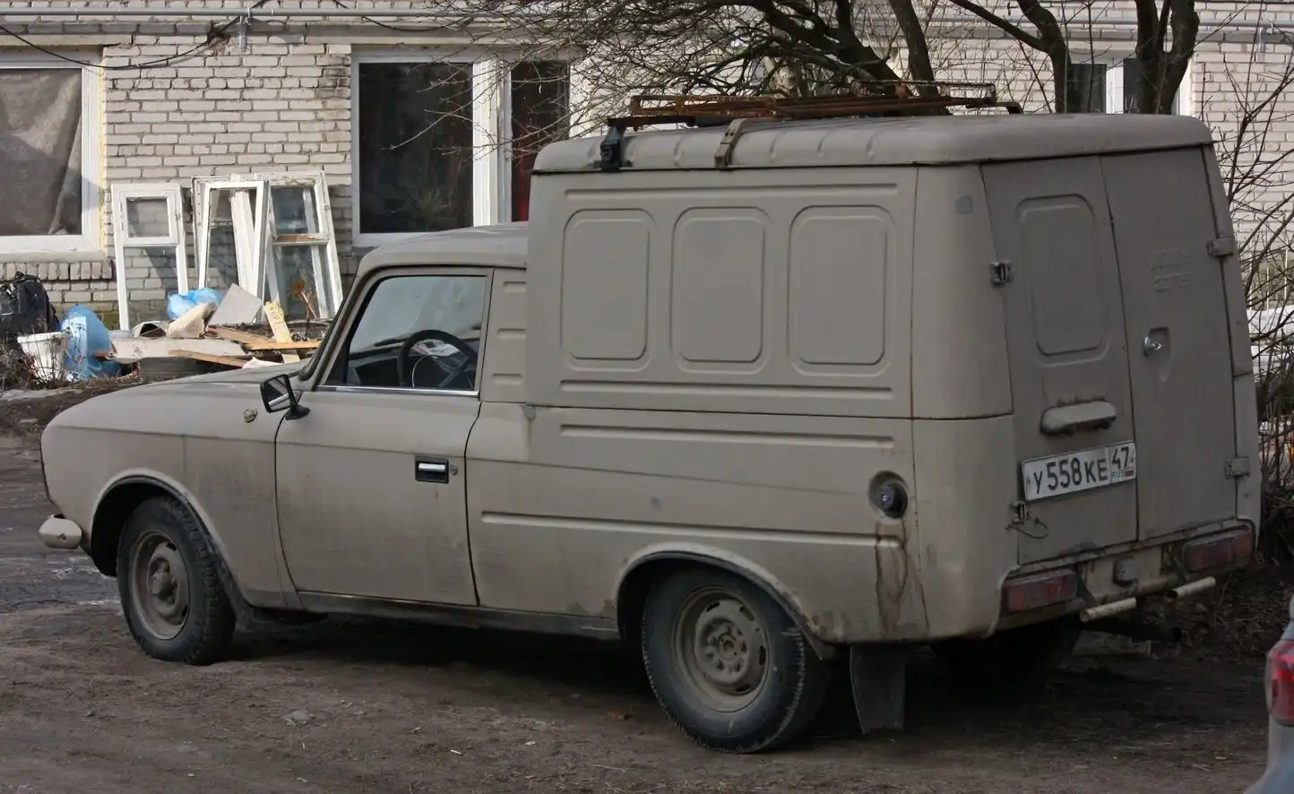 Фото автомобиля IZH 2715, 1993 — госномер У558КЕ47. Цвет: БЕЖЕВЫЙ