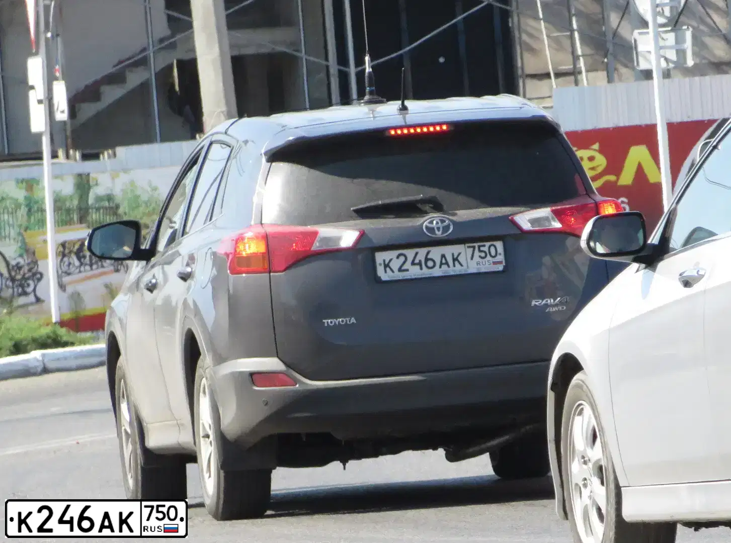 Фото автомобиля TOYOTA RAV4, 2013 — госномер К246АК750. Цвет: СЕРЫЙ