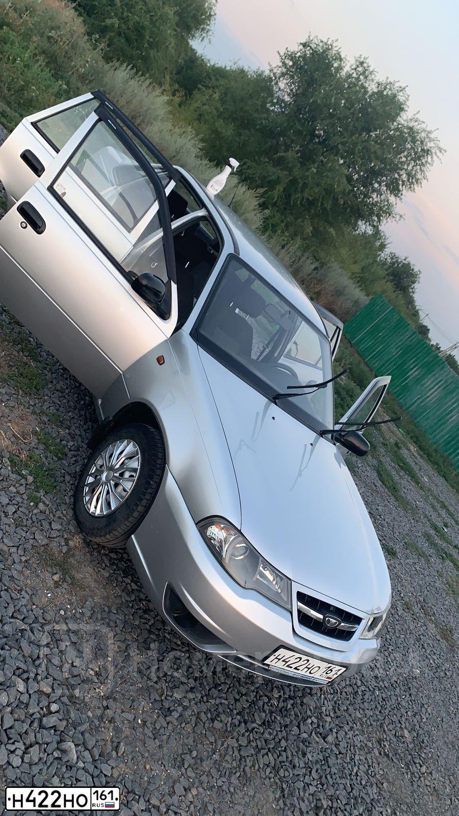 Фото автомобиля DAEWOO NEXIA, 2011 — госномер Н422НО161. Цвет: Серебристый