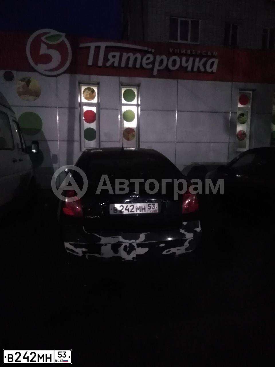 Фото автомобиля NISSAN PRIMERA, 2004 — госномер В242МН53. Цвет: синий