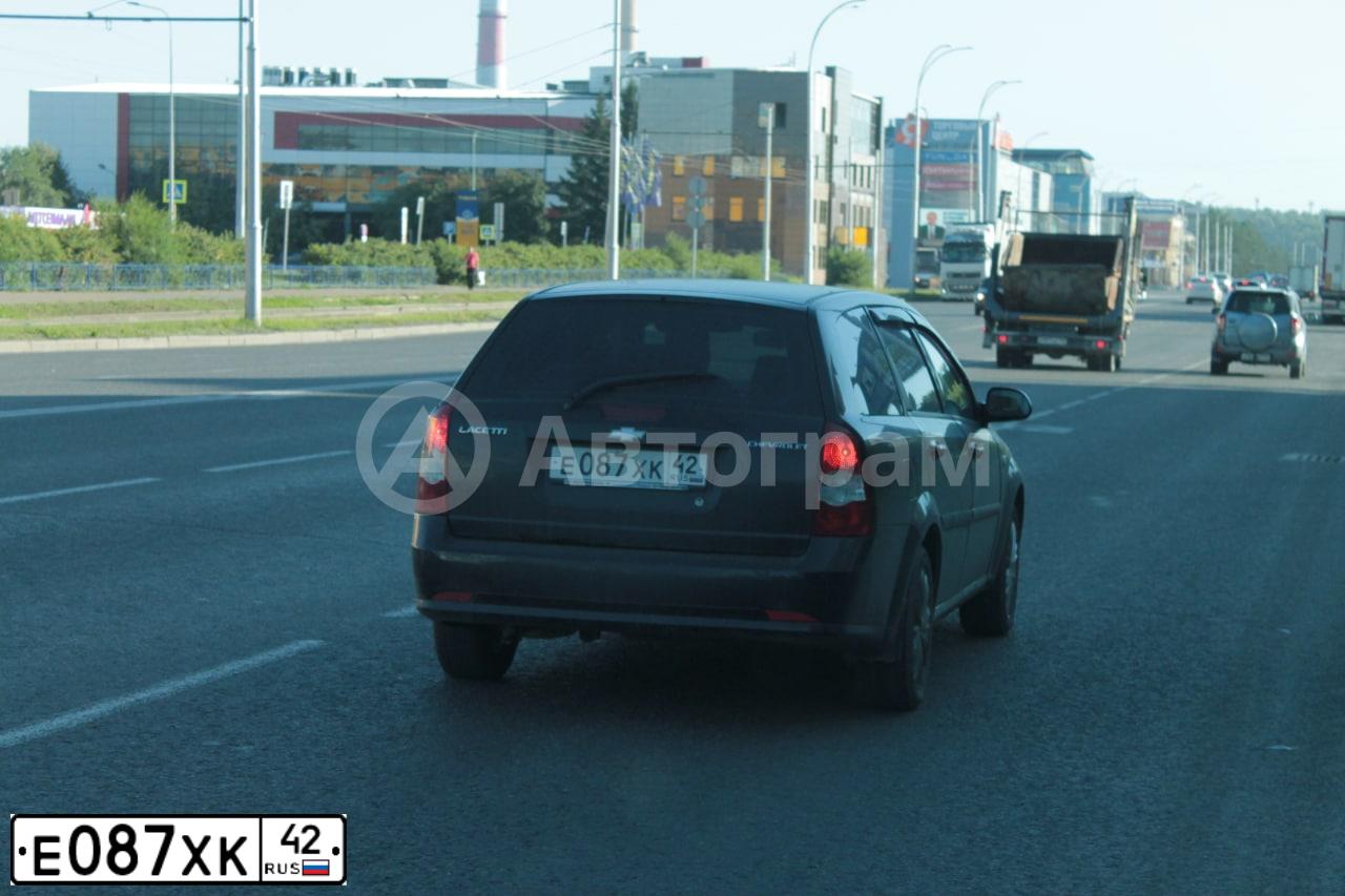 Фото автомобиля CHEVROLET LACETTI, 2006 — госномер Е087ХК42. Цвет: ЧЕРНЫЙ