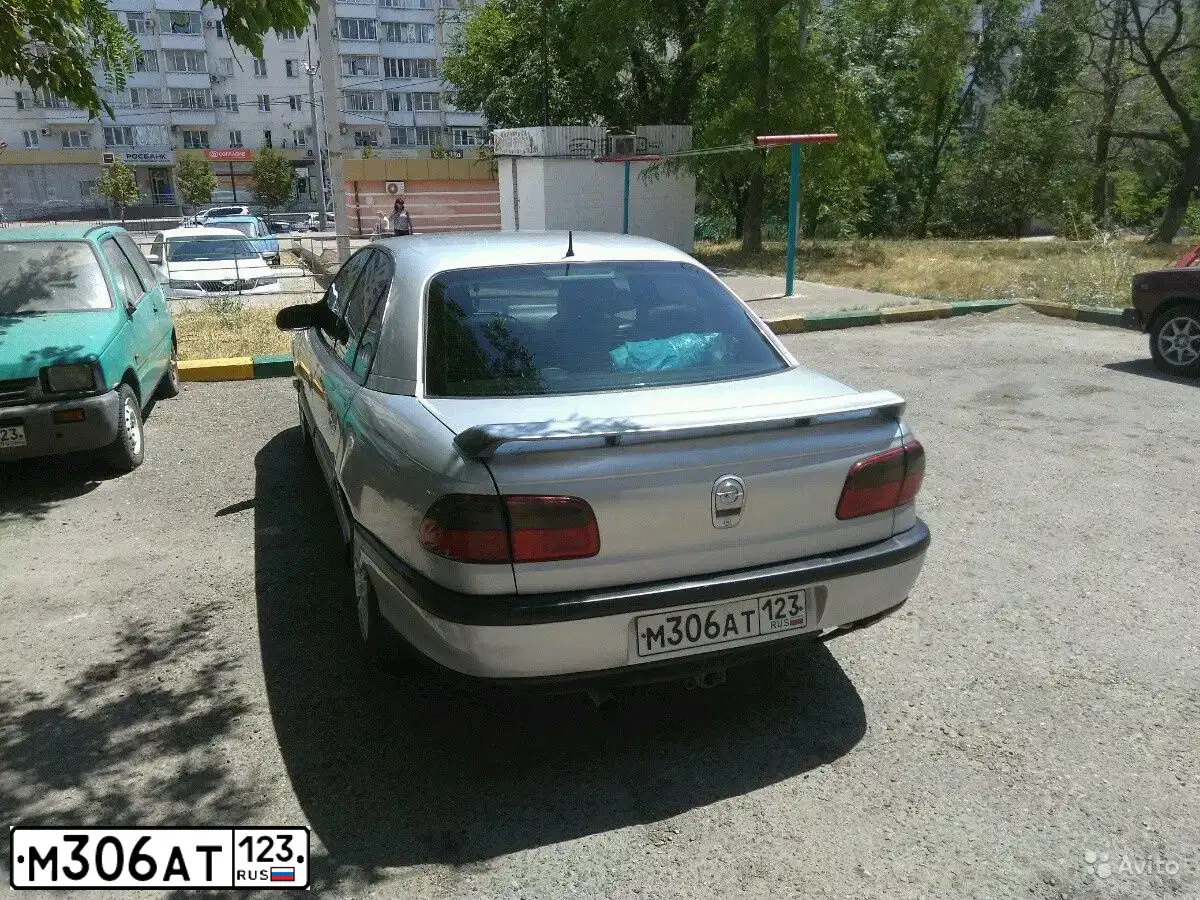 Фото автомобиля OPEL OMEGA, 1998 — госномер Е397УУ97. Цвет: СЕРЫЙ