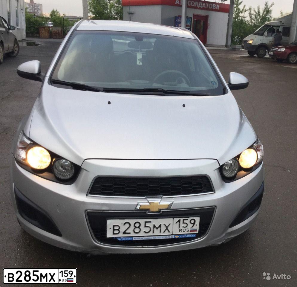 Фото автомобиля CHEVROLET AVEO, 2012 — госномер Е006УМ196. Цвет: СЕРЕБРИСТЫЙ