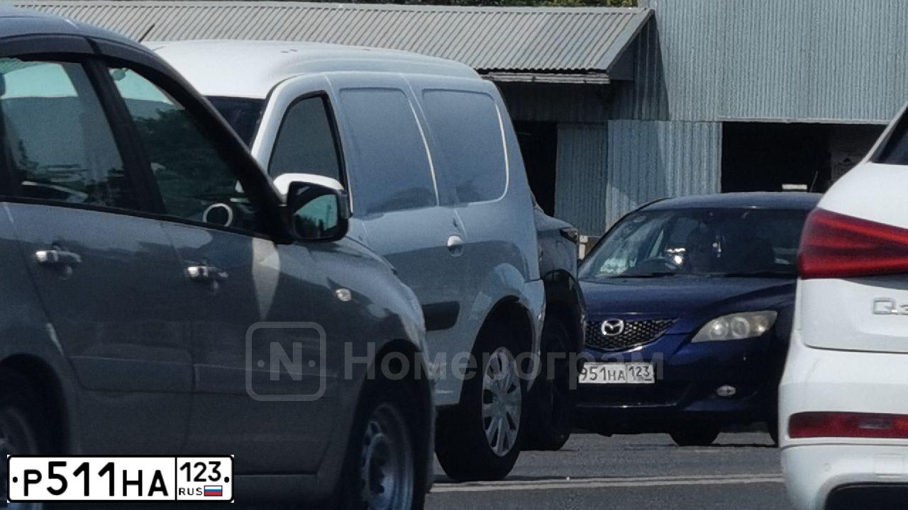 Фото автомобиля KIA RIO, 2013 — госномер Р511НА123. Цвет: СИНИЙ