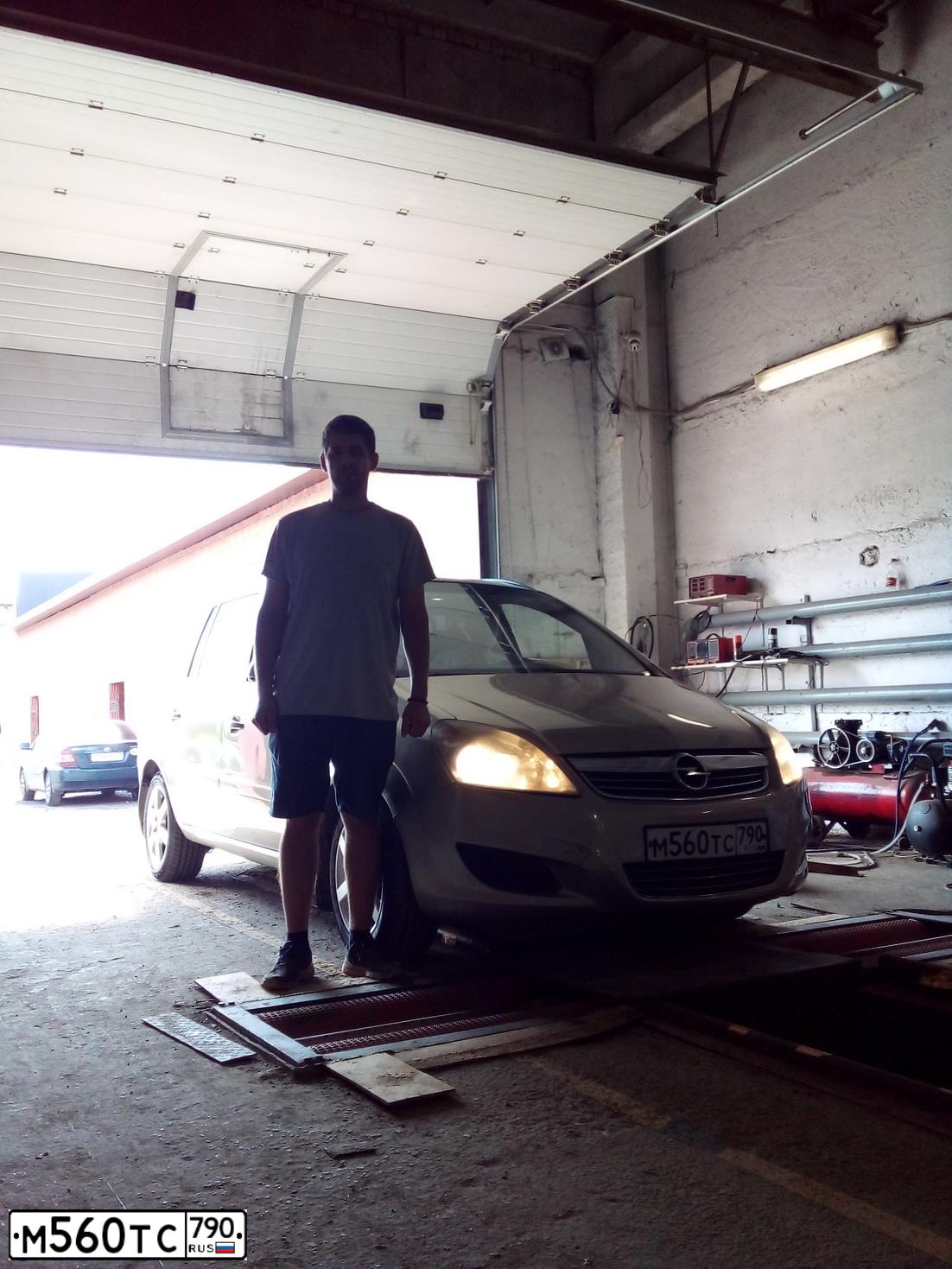 Фото автомобиля OPEL ZAFIRA, 2008 — госномер М560ТС790. Цвет: БЕЖЕВО-СЕРЫЙ