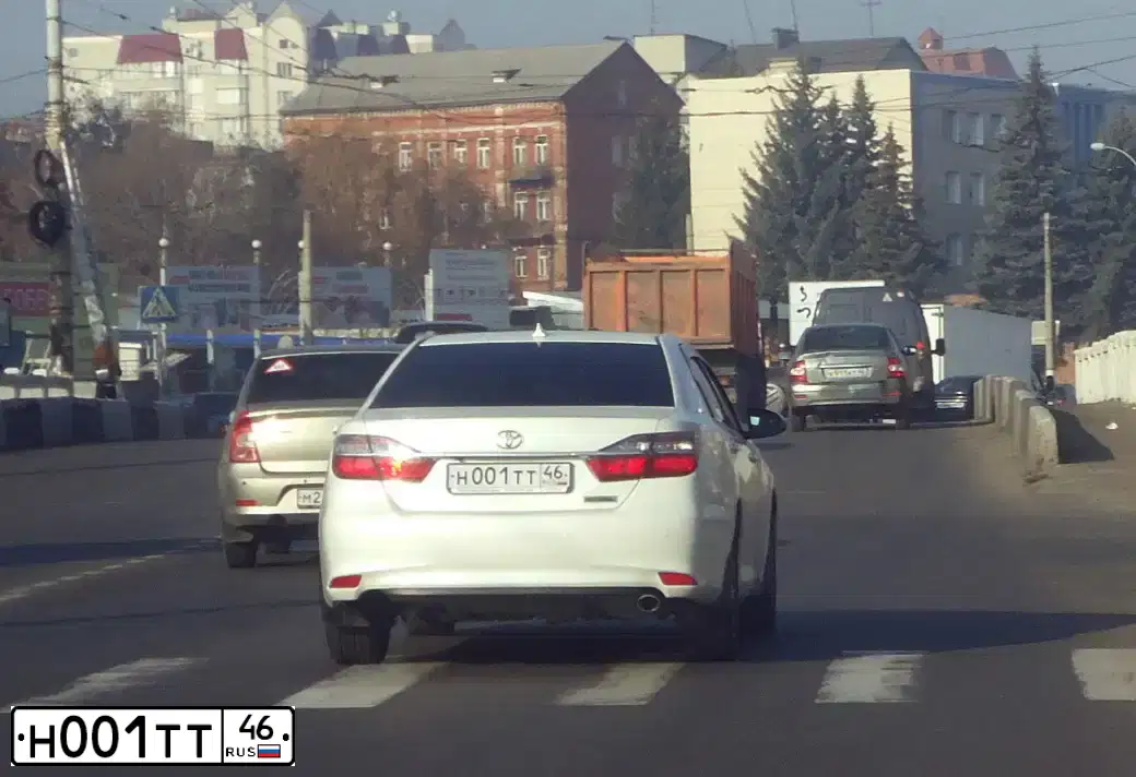 Фото автомобиля TOYOTA CAMRY, 2018 — госномер Н001ТТ46. Цвет: БЕЛЫЙ ПЕРЛАМУТР