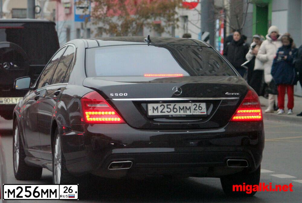 Фото автомобиля MERCEDES E-KLASSE, 2011 — госномер М256ММ26. Цвет: Белый
