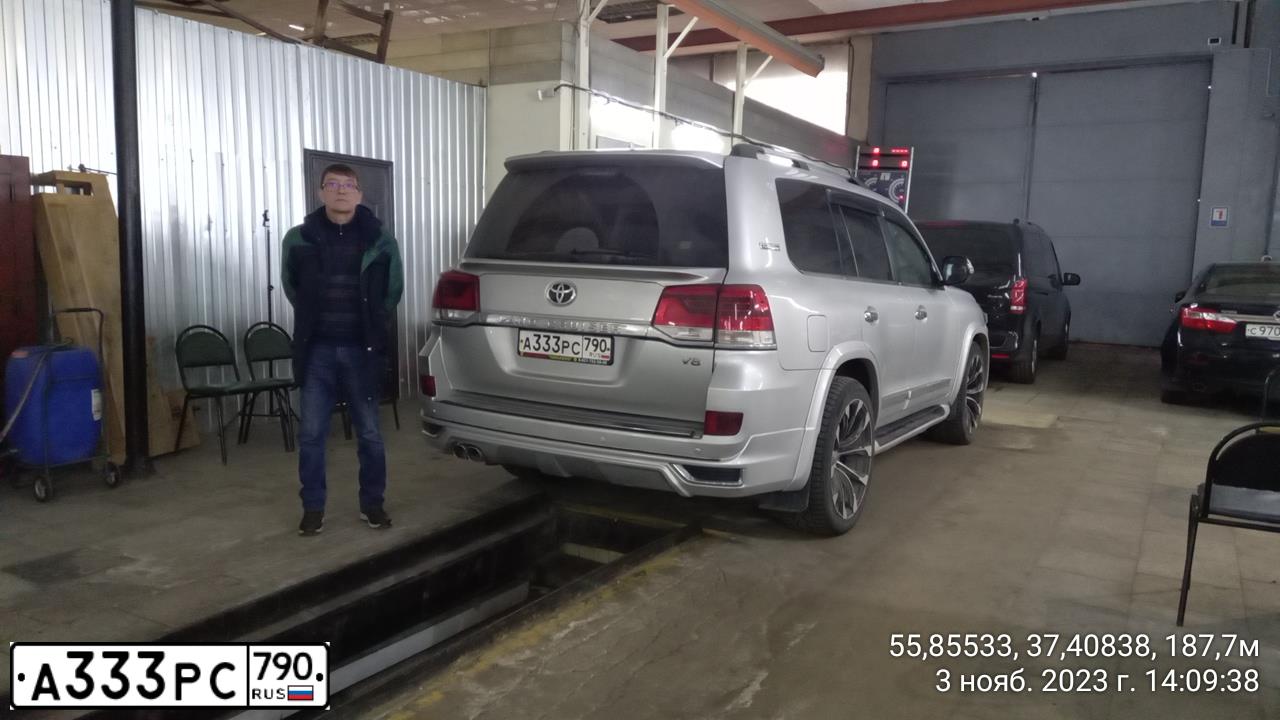 Фото автомобиля TOYOTA LANDCRUISER 200, 2013 — госномер А333РС790. Цвет: Серебристый