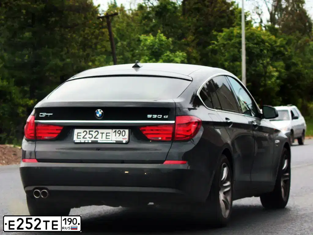 Фото автомобиля BMW SERIE 5 GT, 2011 — госномер Е252ТЕ190. Цвет: ЧЕРНЫЙ