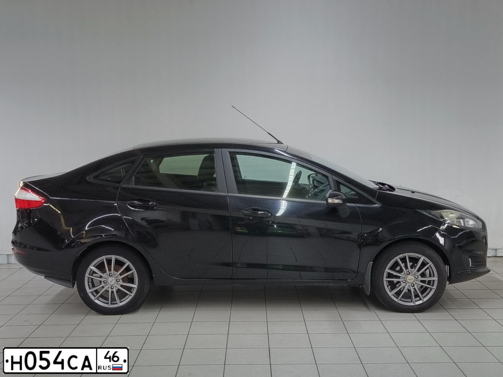Фото автомобиля FORD FIESTA / ASPIRE, 2015 — госномер Н054СА46. Цвет: ЧЕРНЫЙ