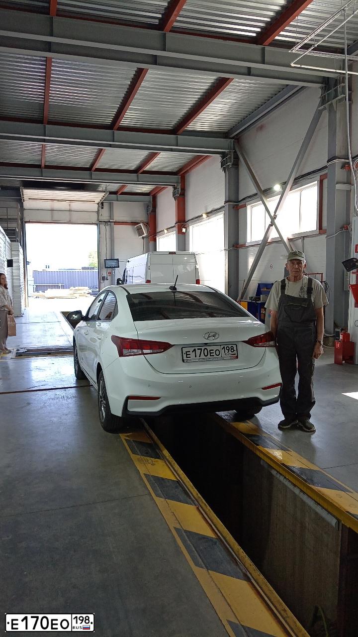 Фото автомобиля HYUNDAI SOLARIS, 2019 — госномер Е170ЕО198. Цвет: Белый