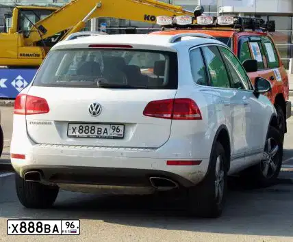 Фото автомобиля VOLKSWAGEN TOUAREG, 2012 — госномер Х888ВА96. Цвет: БЕЛЫЙ