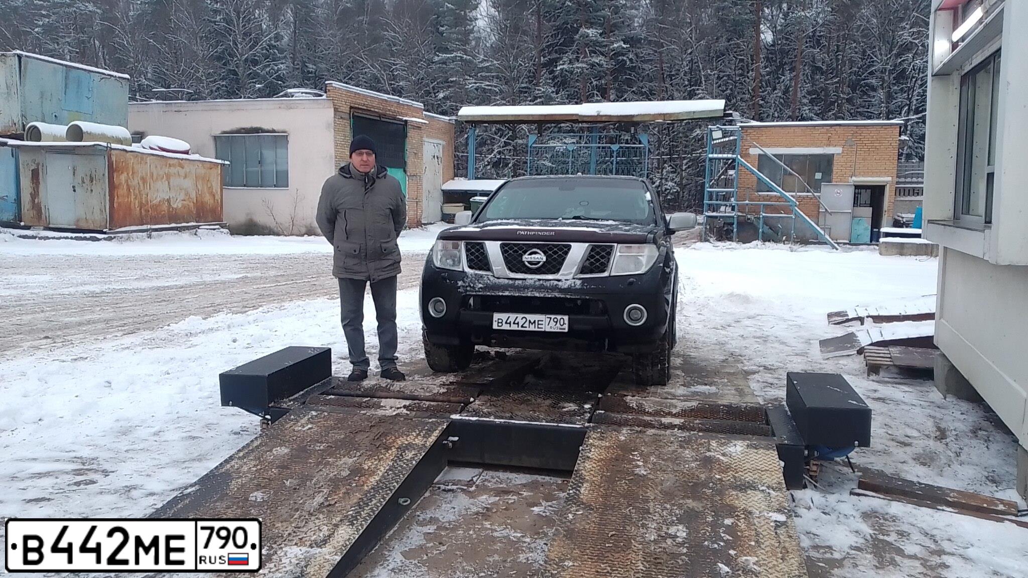 Фото автомобиля NISSAN PATHFINDER, 2006 — госномер В442МЕ790. Цвет: ЧЕРНЫЙ