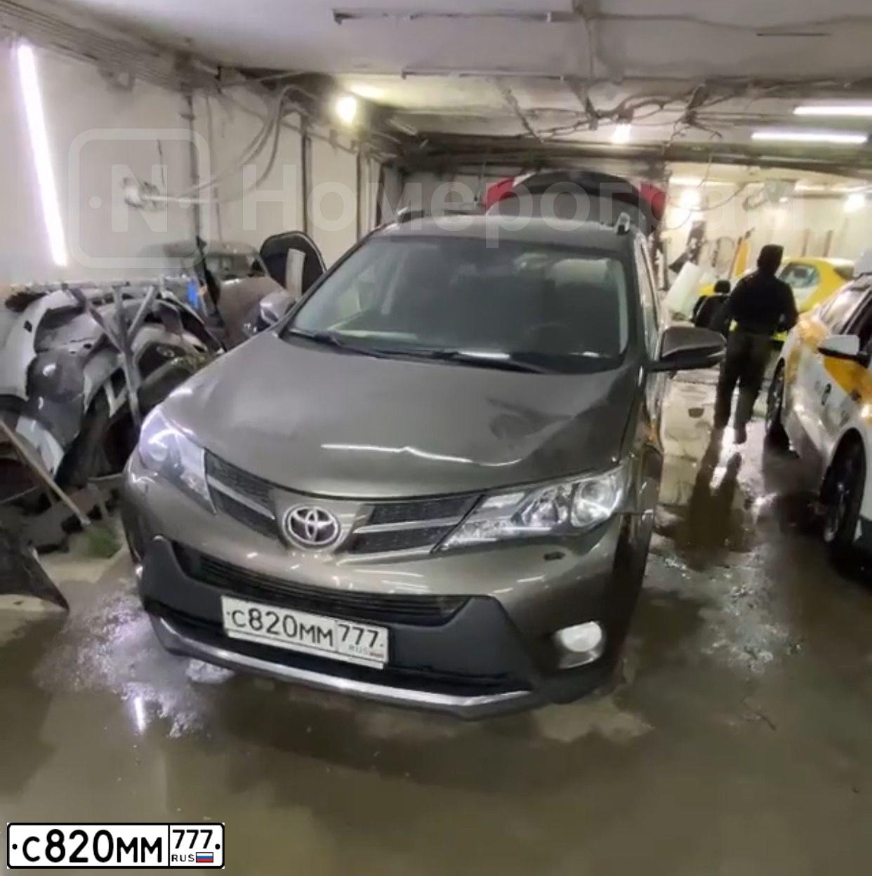 Фото автомобиля TOYOTA RAV4, 2014 — госномер С820ММ777. Цвет: Коричневый