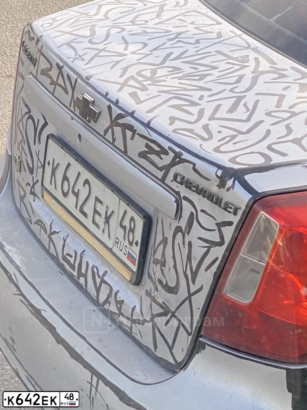 Фото автомобиля CHEVROLET LACETTI, 2008 — госномер К642ЕК48. Цвет: Серебристый