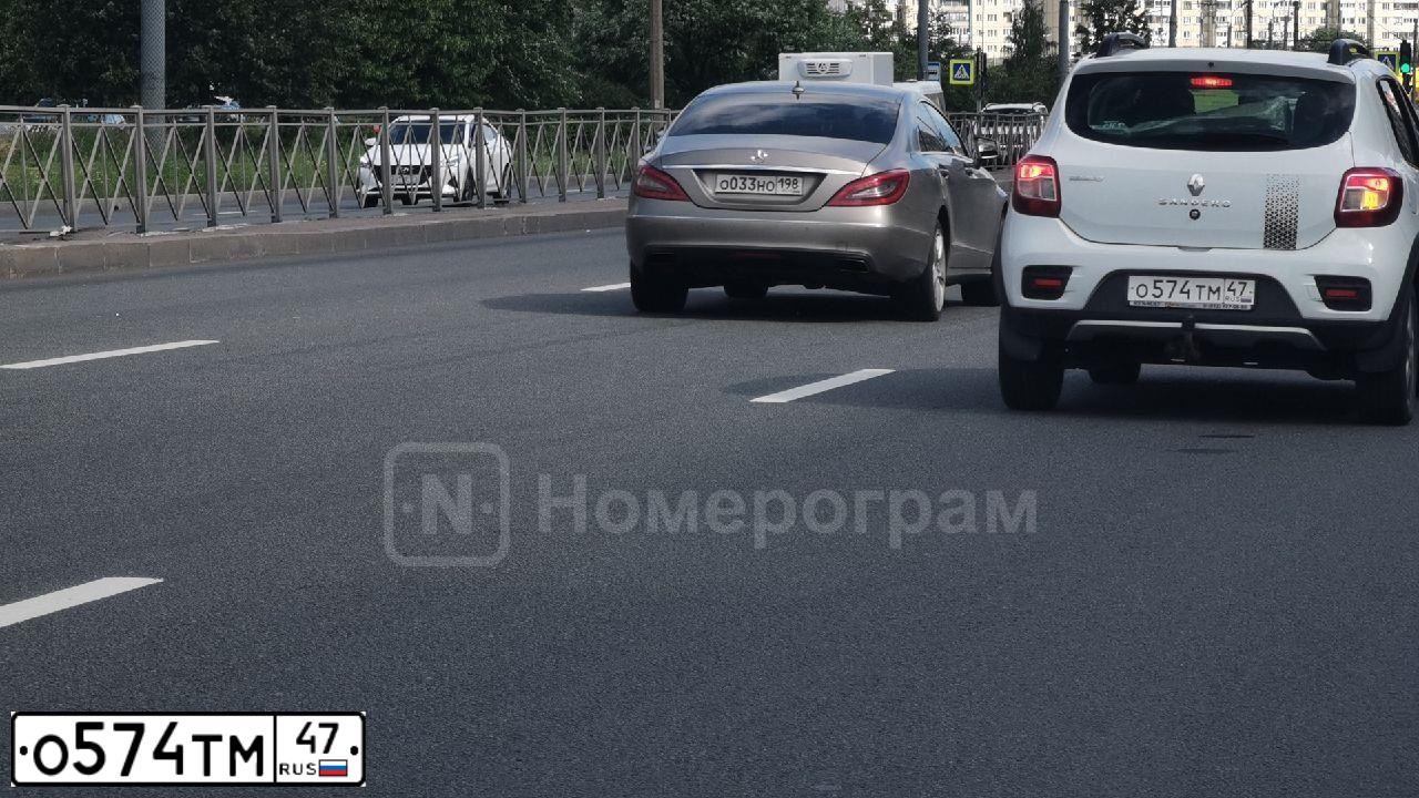 Фото автомобиля RENAULT SANDERO, 2018 — госномер О574ТМ47. Цвет: БЕЛЫЙ