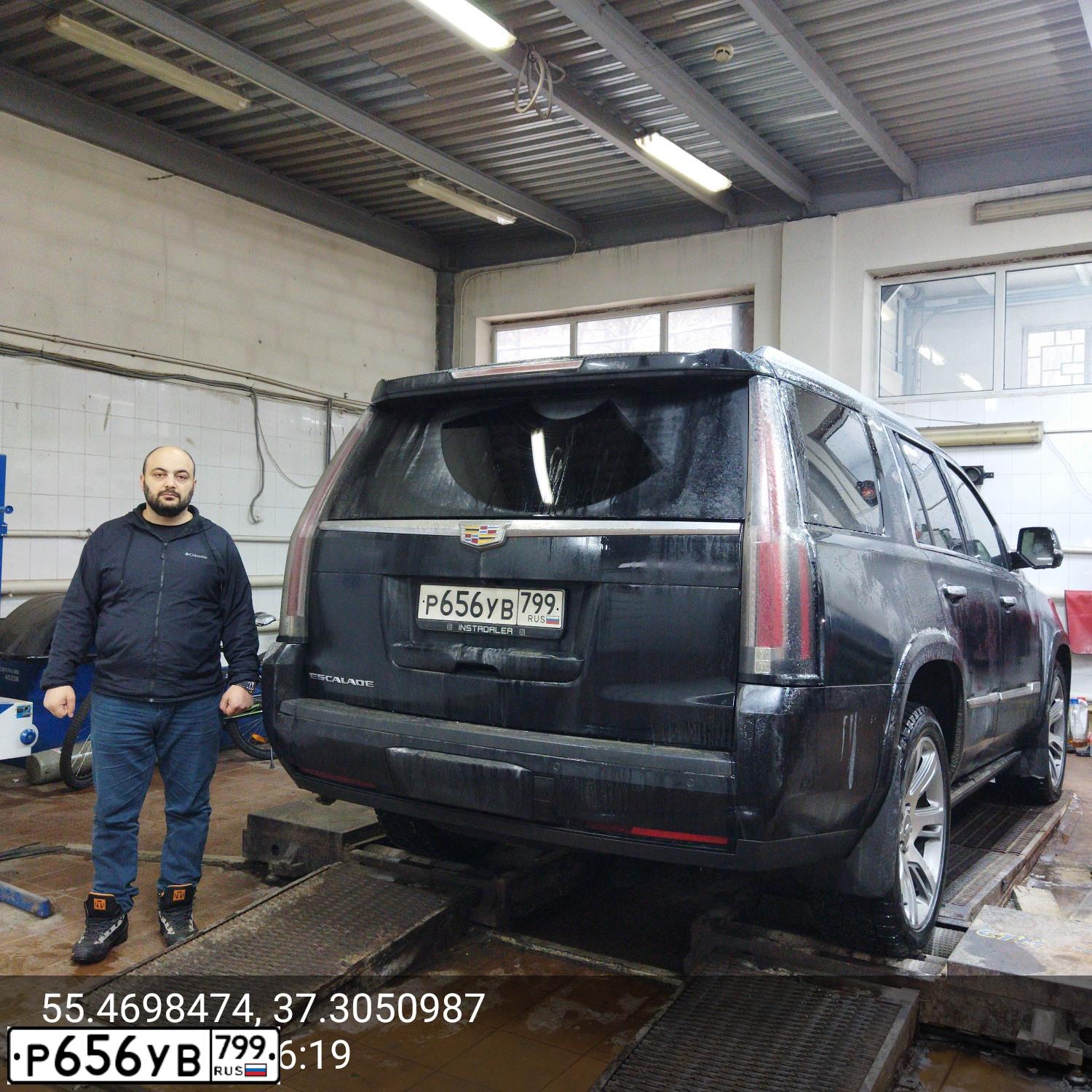 Фото автомобиля CADILLAC ESCALADE, 2016 — госномер Р656УВ799. Цвет: ЧЕРНЫЙ