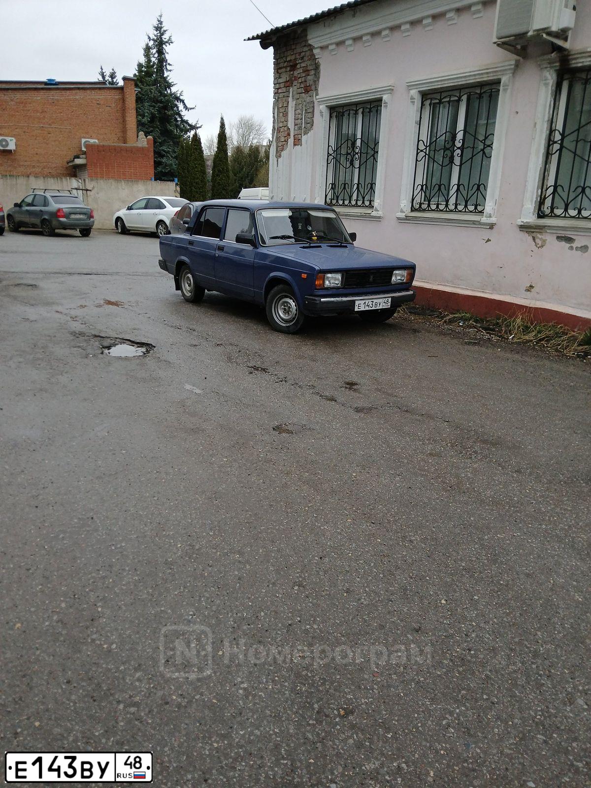 Фото автомобиля LADA 2105, 2006 — госномер Е143ВУ48. Цвет: СИНИЙ