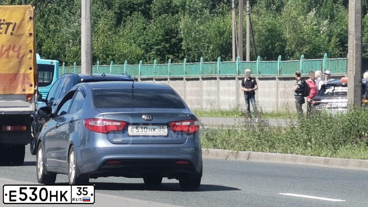 Фото автомобиля KIA RIO, 2014 — госномер Е530НК35. Цвет: ГОЛУБОЙ