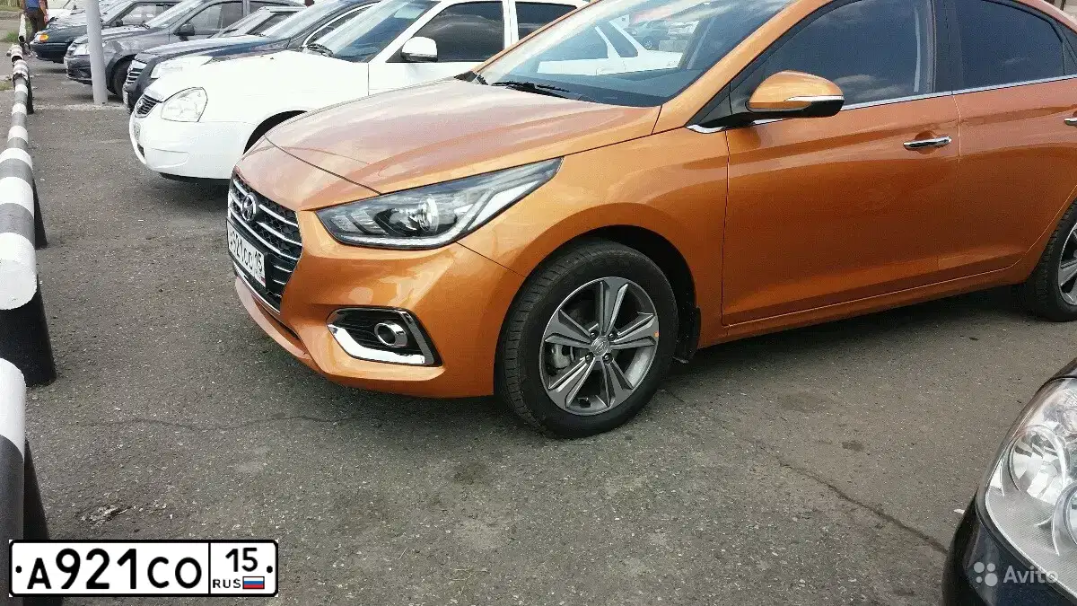 Фото автомобиля HYUNDAI SOLARIS, 2017 — госномер А717ОК15. Цвет: Оранжевый