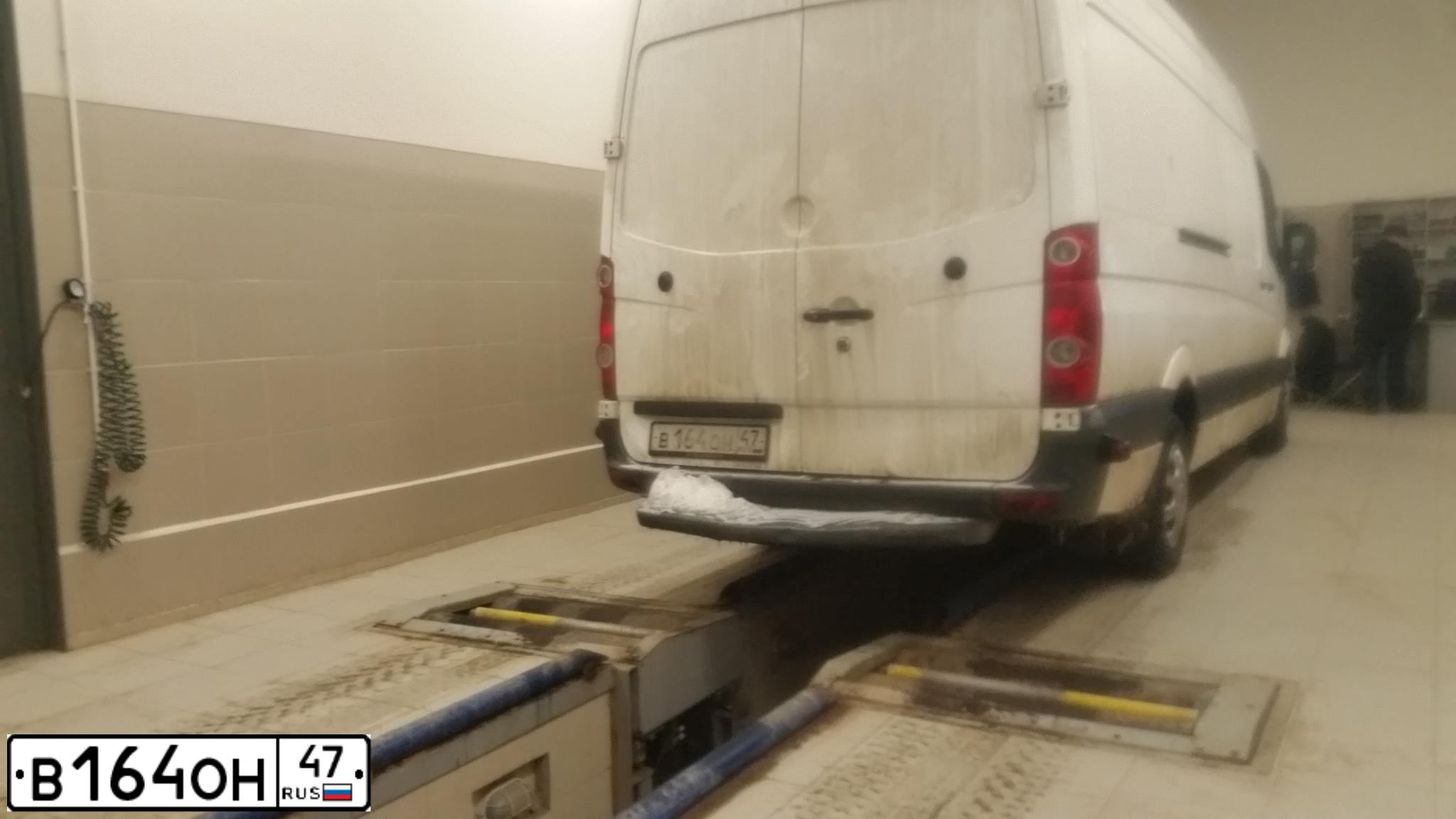 Фото автомобиля VOLKSWAGEN CRAFTER, 2008 — госномер Р801СХ40. Цвет: СЕРО-БЕЛЫЙ
