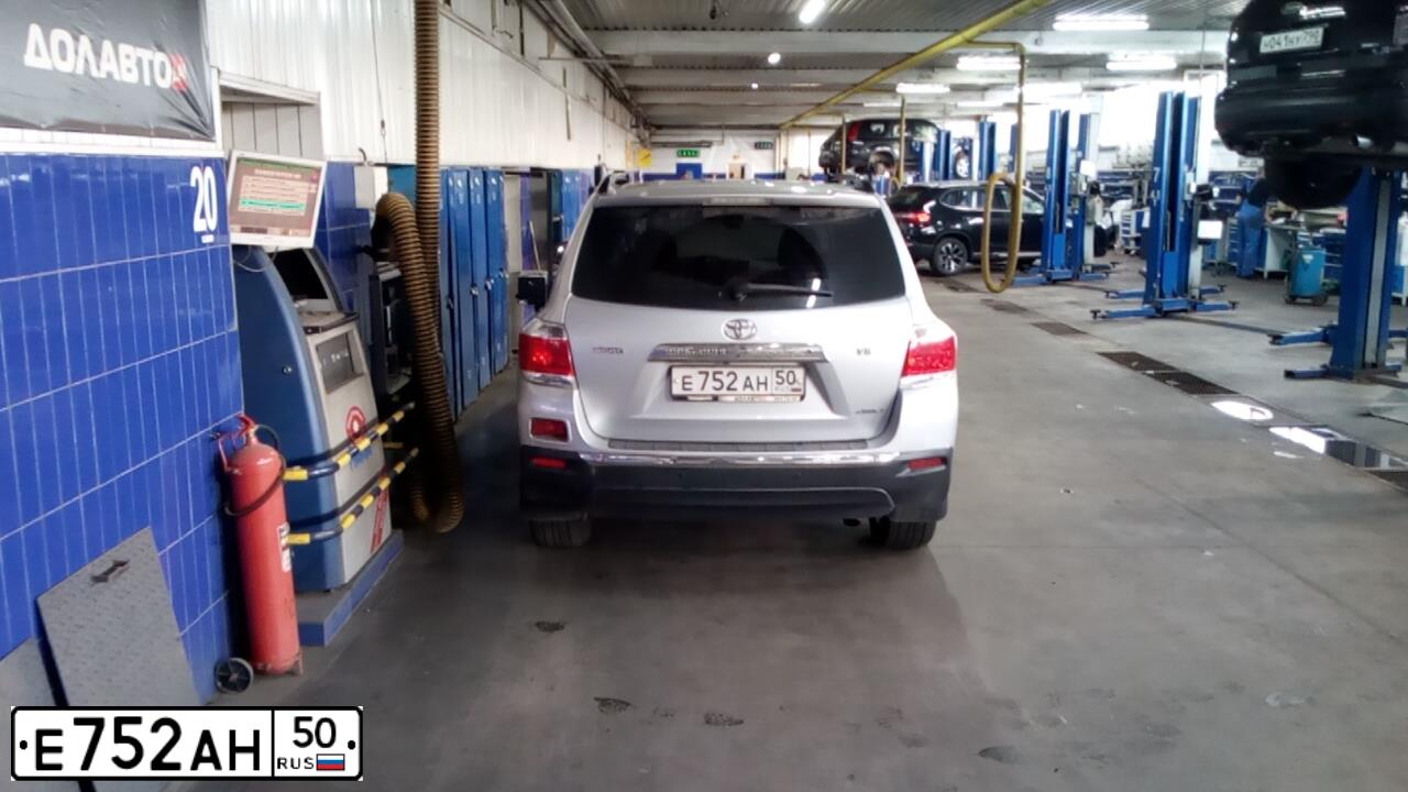 Фото автомобиля TOYOTA HIGHLANDER, 2013 — госномер Е752АН50. Цвет: СЕРЫЙ