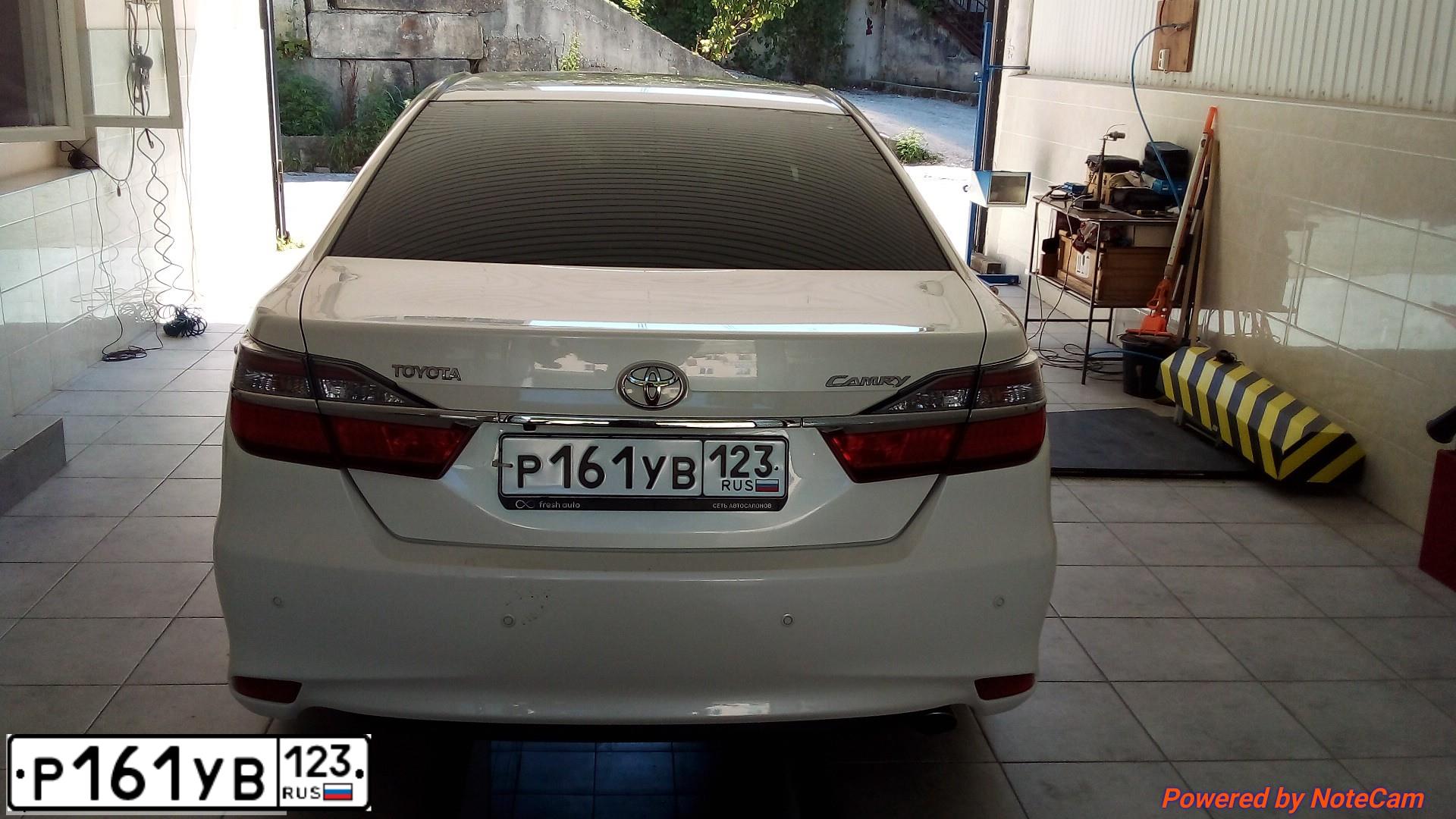 Фото автомобиля TOYOTA CAMRY, 2015 — госномер А090УК08. Цвет: БЕЛЫЙ ПЕРЛАМУТР