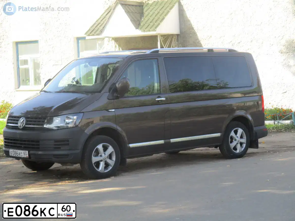 Фото автомобиля VOLKSWAGEN CARAVELLE, 2015 — госномер М755ВТ67. Цвет: Коричневый