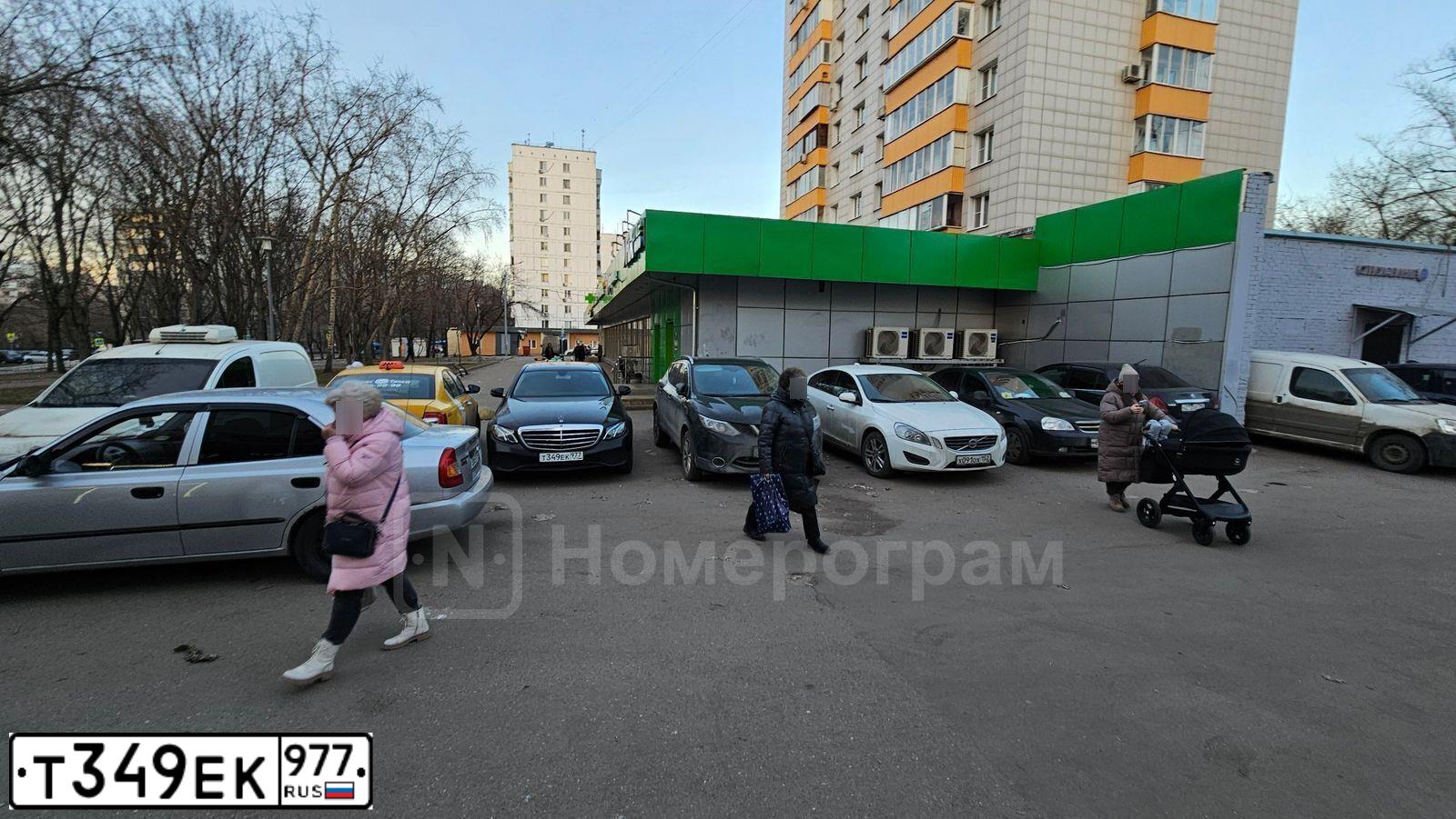 Фото автомобиля MERCEDES E-KLASSE, 2019 — госномер С878МХ977. Цвет: ЖЕЛТЫЙ