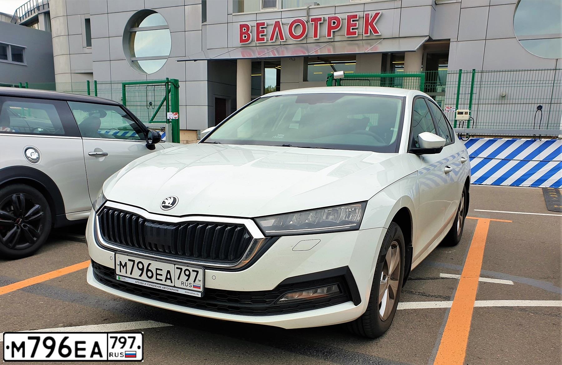 Фото автомобиля SKODA OCTAVIA, 2021 — госномер М796ЕА797. Цвет: Белый