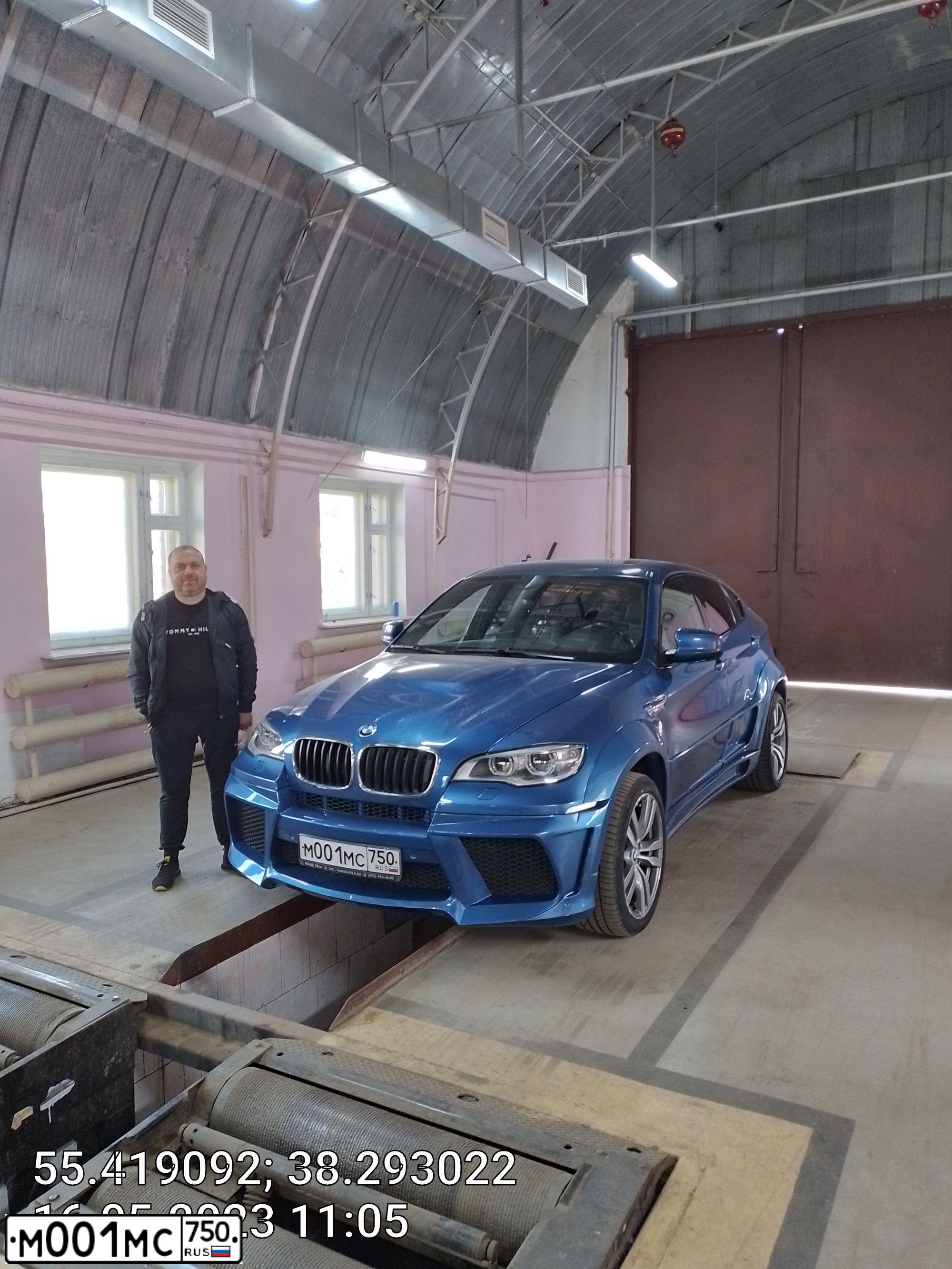 Фото автомобиля BMW X6M, 2011 — госномер М001МС750. Цвет: синий