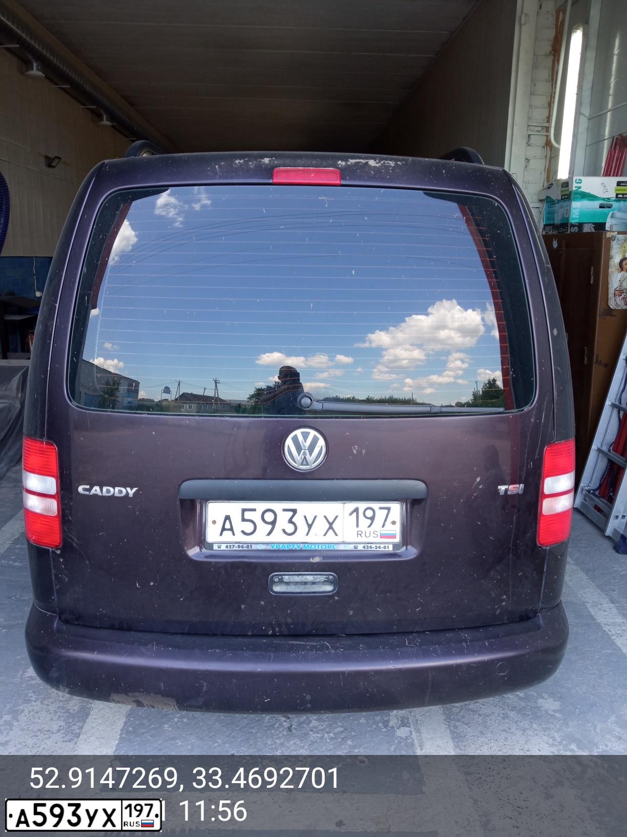 Фото автомобиля VOLKSWAGEN CADDY, 2011 — госномер К046УС33. Цвет: ТЕМНО - БОРДОВЫЙ