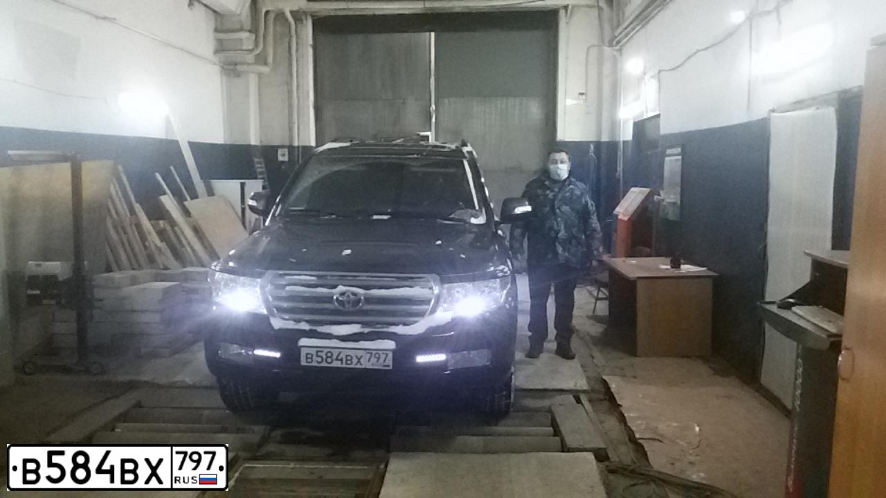 Фото автомобиля TOYOTA LAND CRUISER 200, 2011 — госномер С328КВ977. Цвет: ЧЕРНЫЙ