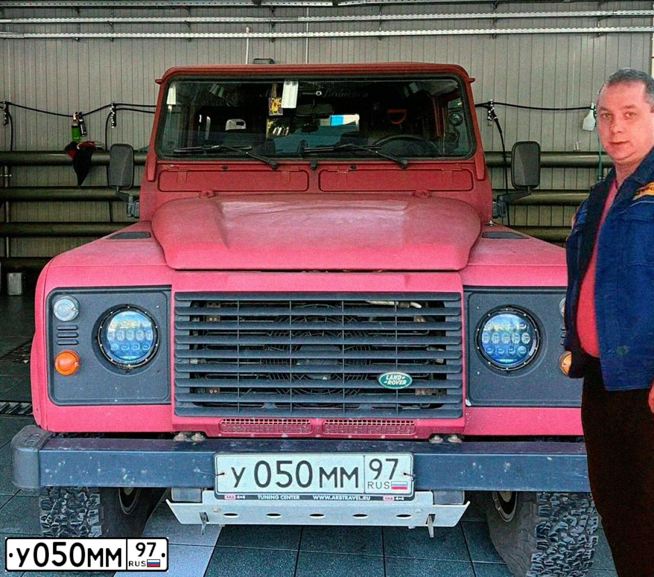 Фото автомобиля LANDROVER DEFENDER, 2005 — госномер У050ММ97. Цвет: КРАСНЫЙ ТЕМНЫЙ