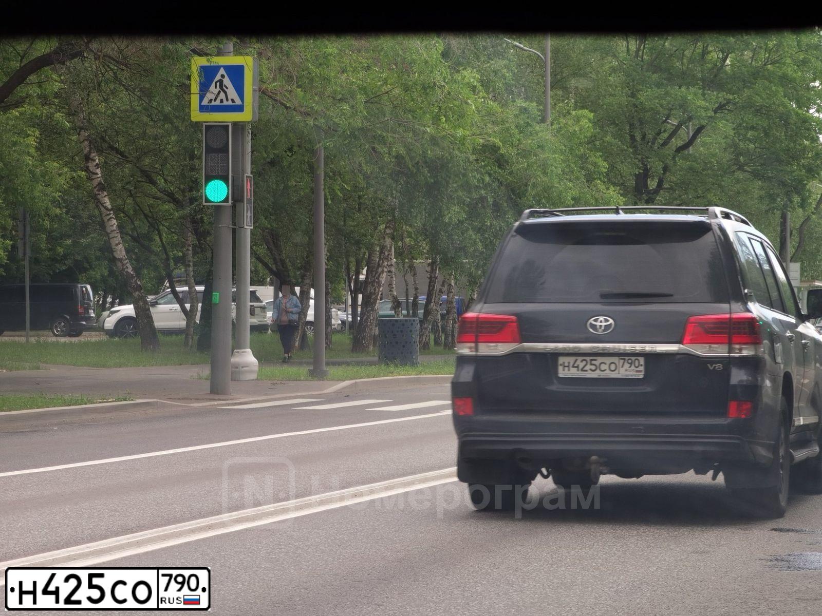 Фото автомобиля TOYOTA LANDCRUISER 200, 2016 — госномер Н425СО790. Цвет: ЧЕРНЫЙ