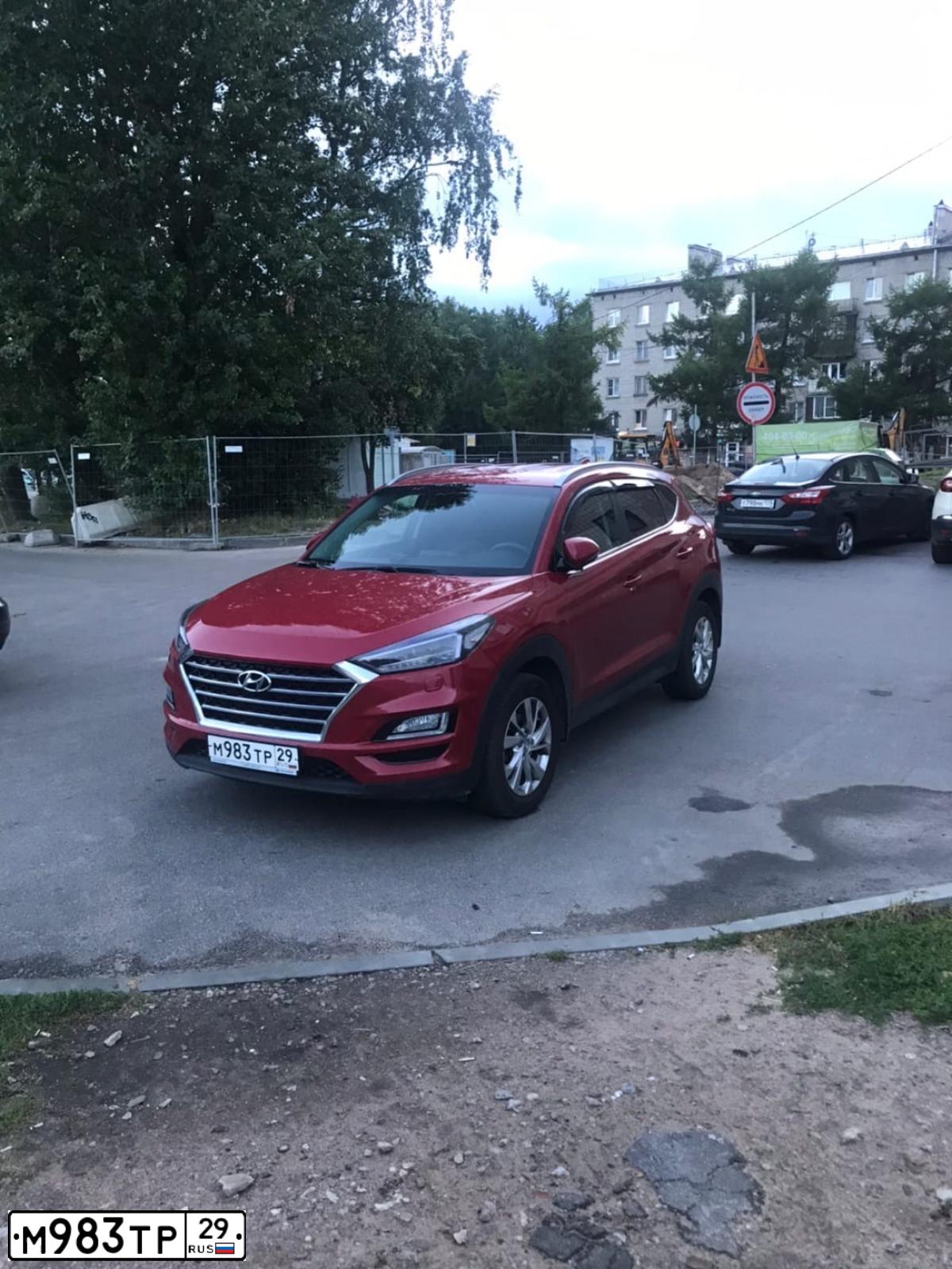 Фото автомобиля HYUNDAI TUCSON, 2019 — госномер М983ТР29. Цвет: КРАСНЫЙ