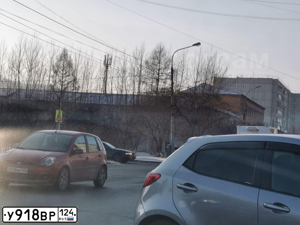 Фото автомобиля FORD FIESTA / ASPIRE, 2007 — госномер У918ВР124. Цвет: КРАСНЫЙ
