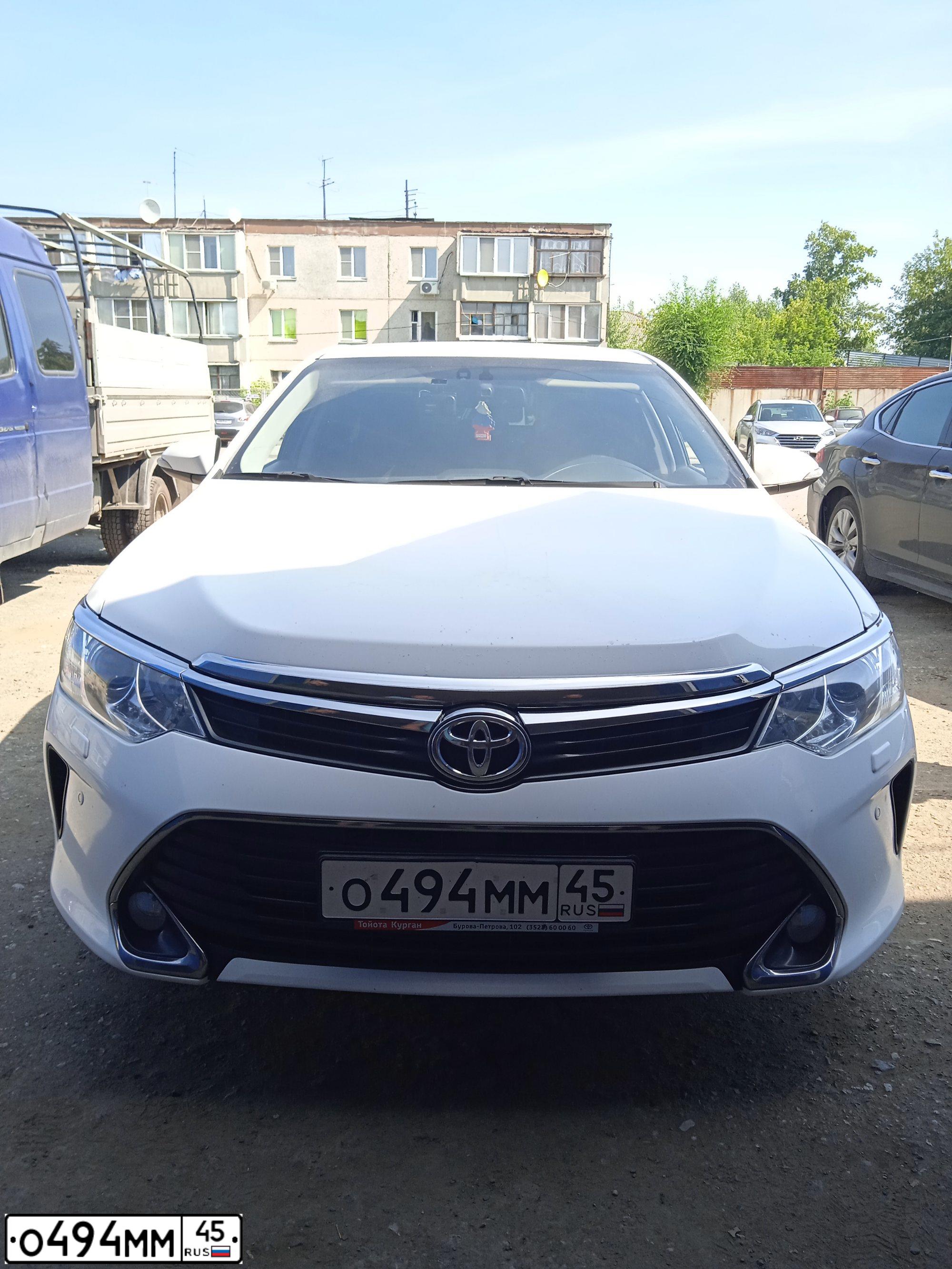 Фото автомобиля TOYOTA CAMRY, 2016 — госномер О494ММ45. Цвет: БЕЛЫЙ
