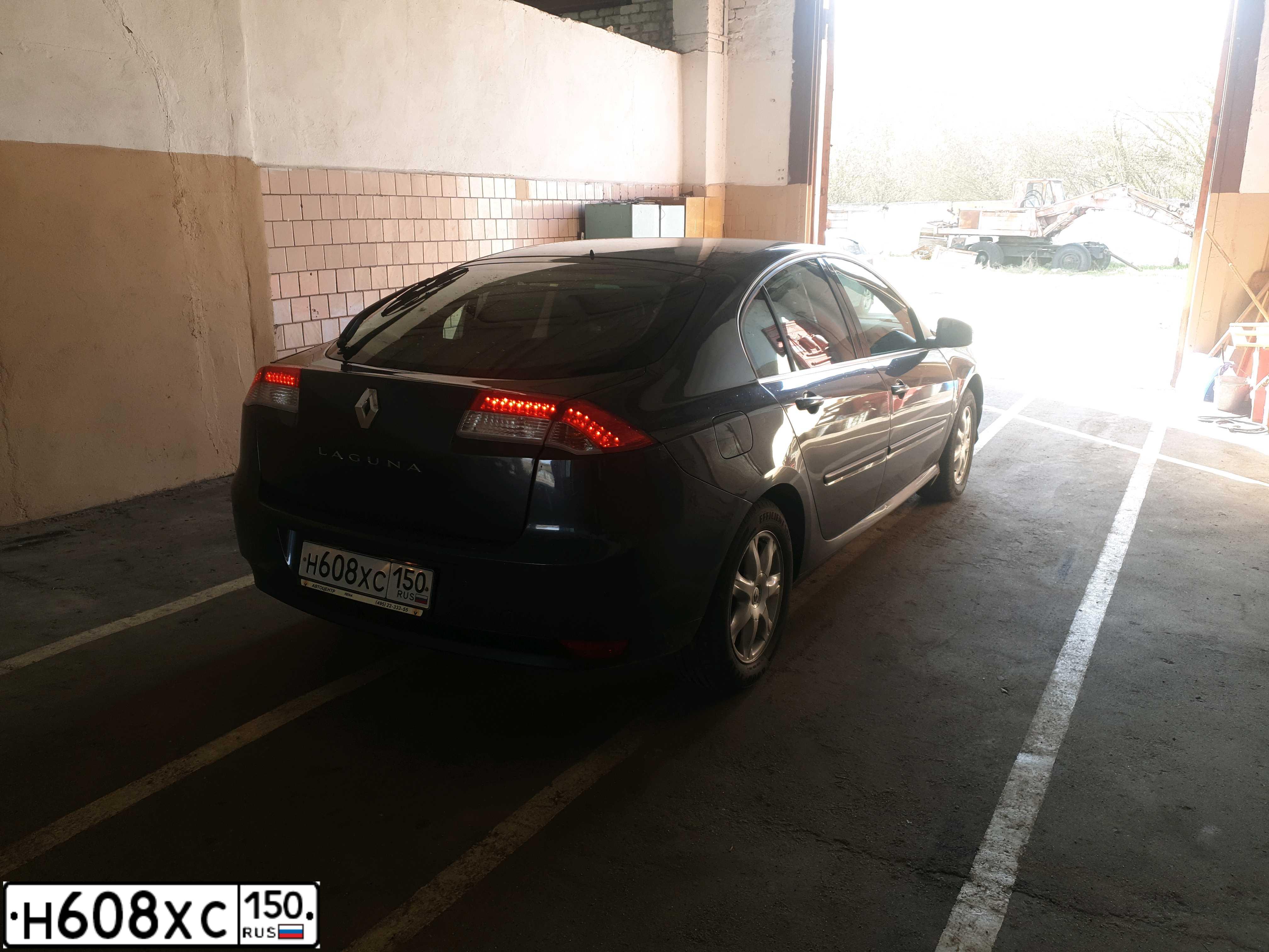 Фото автомобиля RENAULT LAGUNA, 2008 — госномер Н608ХС150. Цвет: СЕРЫЙ ТЕМНЫЙ