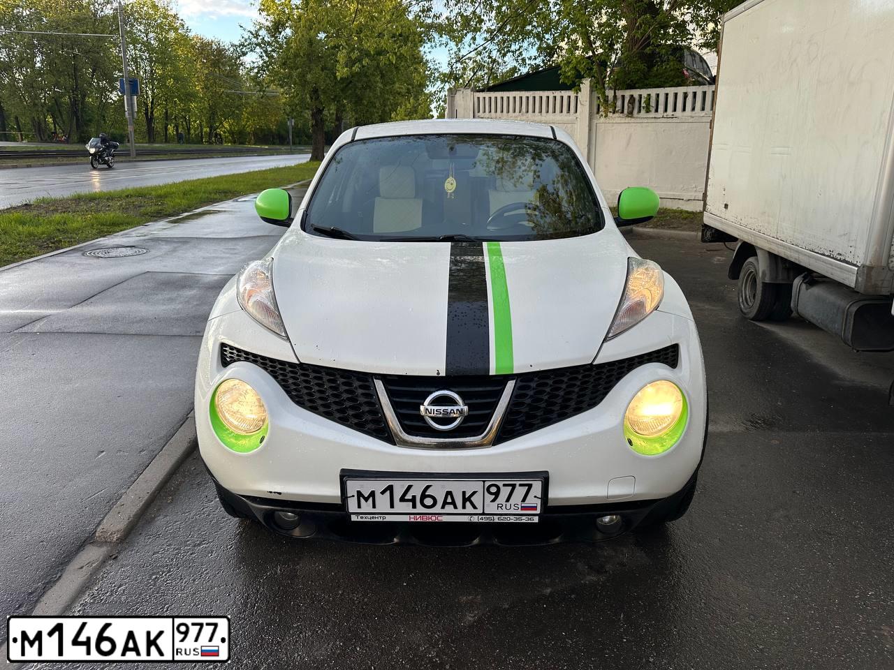 Фото автомобиля NISSAN JUKE, 2013 — госномер У002ОХ77. Цвет: Белый