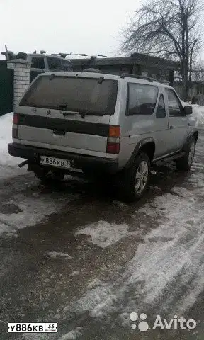 Фото автомобиля NISSAN TERRANO, 1990 — госномер Е861КН777. Цвет: Серебристо-серый