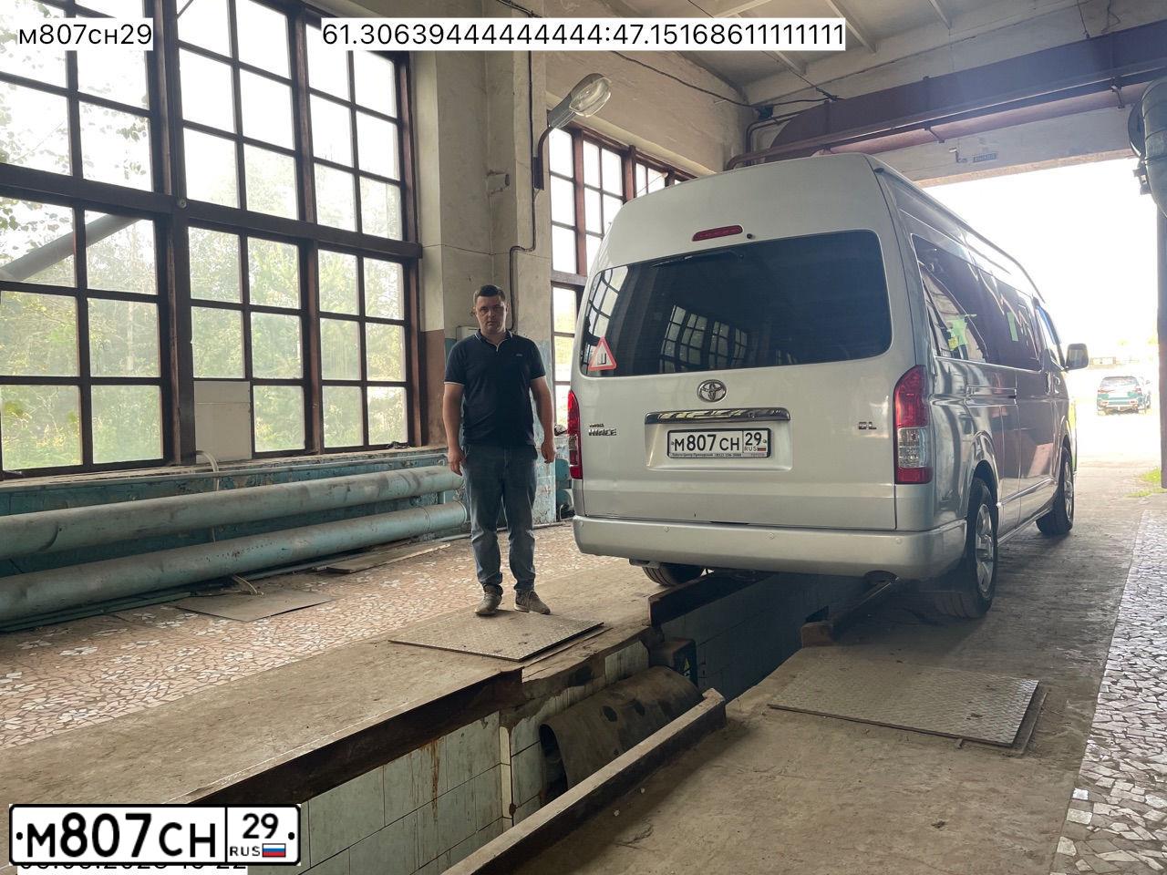 Фото автомобиля TOYOTA HIACE, 2015 — госномер М807СН29. Цвет: СЕРЕБРИСТЫЙ